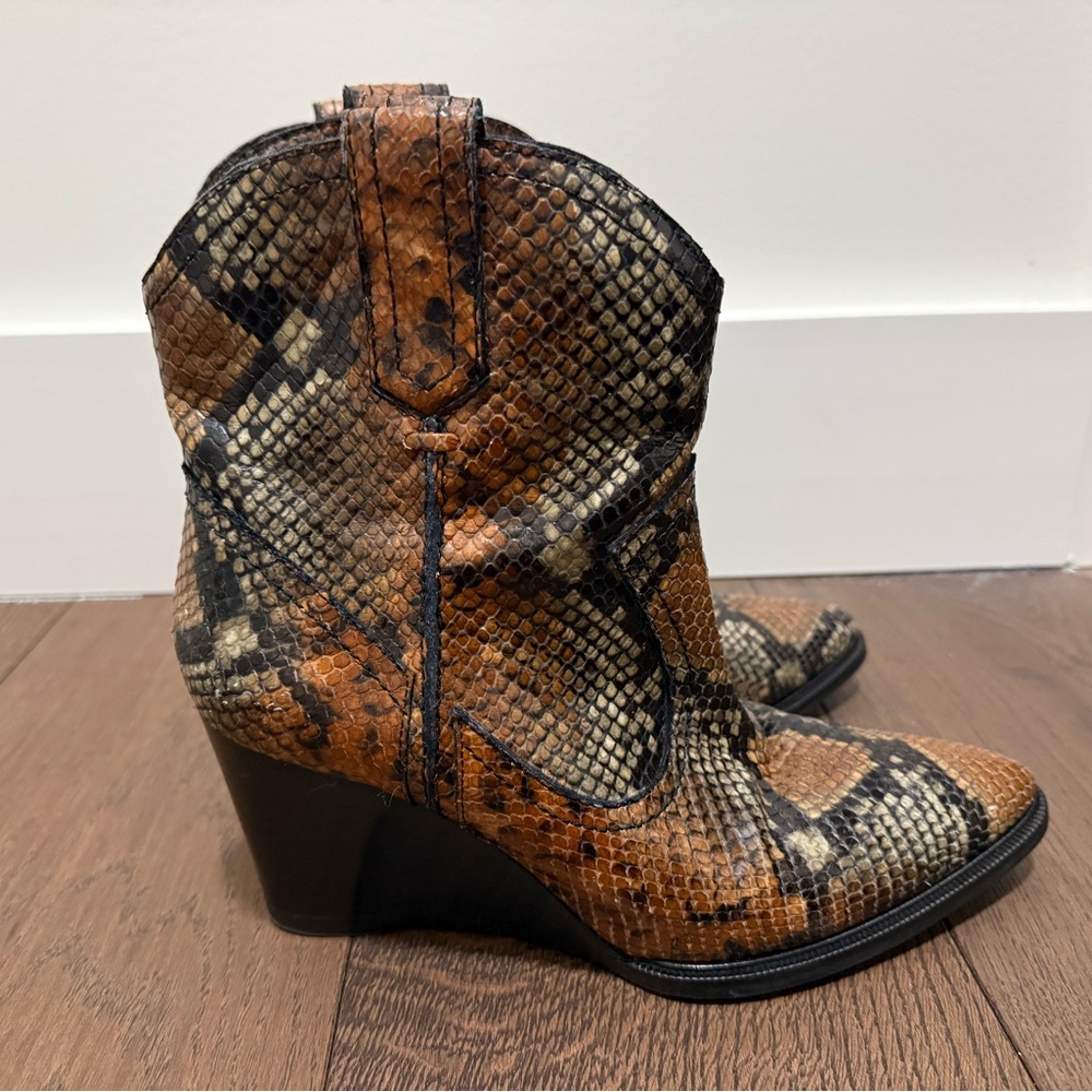 Aquatalia snake skin print booties size 9